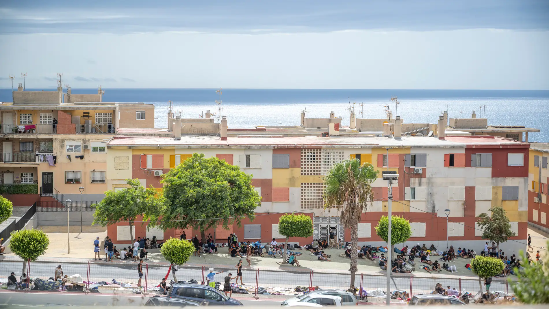 Migrantes sobreviven en las calles del barrio de Loma Colmenar (Ceuta) Varias personas migrantes en las calles del barrio de Loma Colmenar, a 27 de agosto de 2026, en Ceuta (España). Vecinos de la barriada de Loma Colmenar denuncian que la convivencia es insostenible, marcada por peleas, menores en situación de vulnerabilidad y personas durmiendo en la calle. 27 AGOSTO 2026 CRISIS MIGRATORIA Marcos Moreno / Europa Press 27/08/2026
