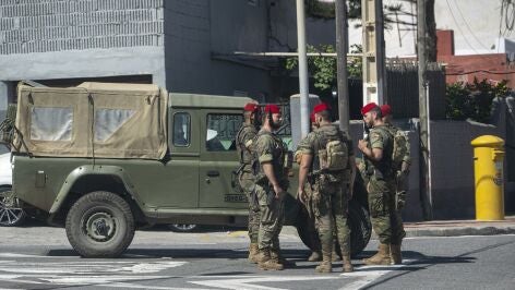 Varios militares Regulares en Ceuta.