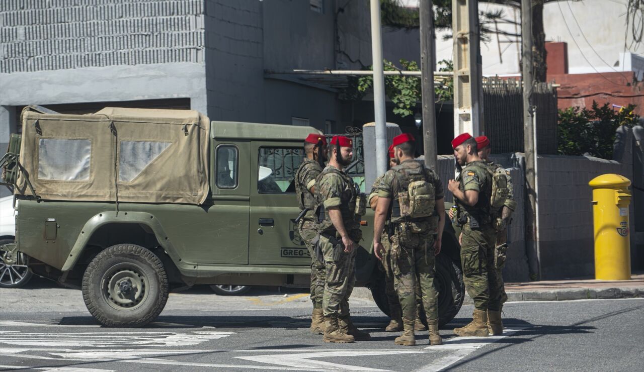 Varios militares Regulares en Ceuta.
