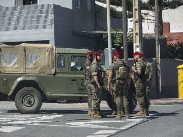Varios militares Regulares en Ceuta.