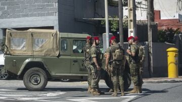 Varios militares Regulares en Ceuta.