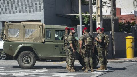 Varios militares Regulares en Ceuta.