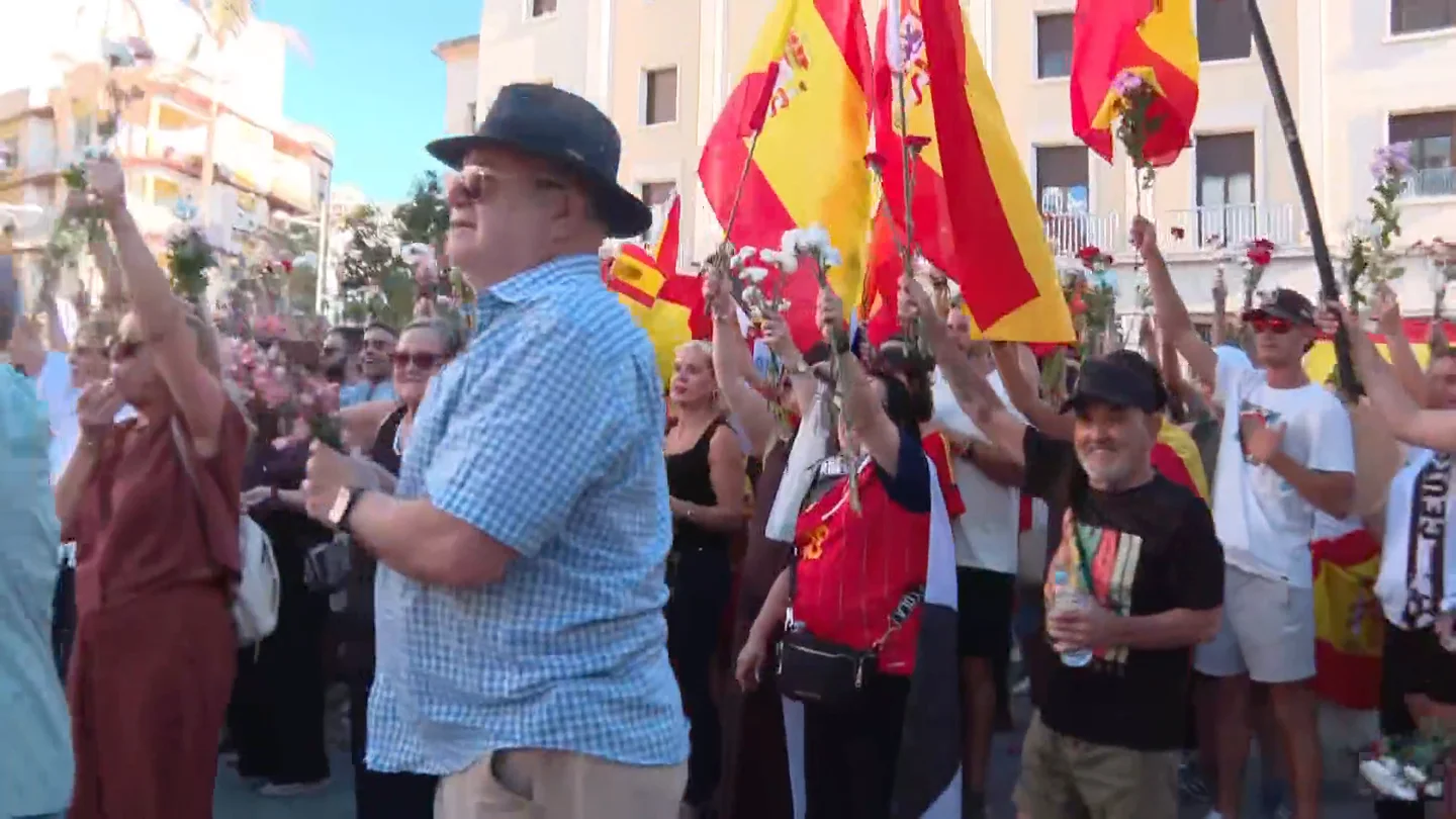 Ceutíes arrojan claveles ante la Delegación del Gobierno Ceutíes arrojan claveles ante la Delegación del Gobierno