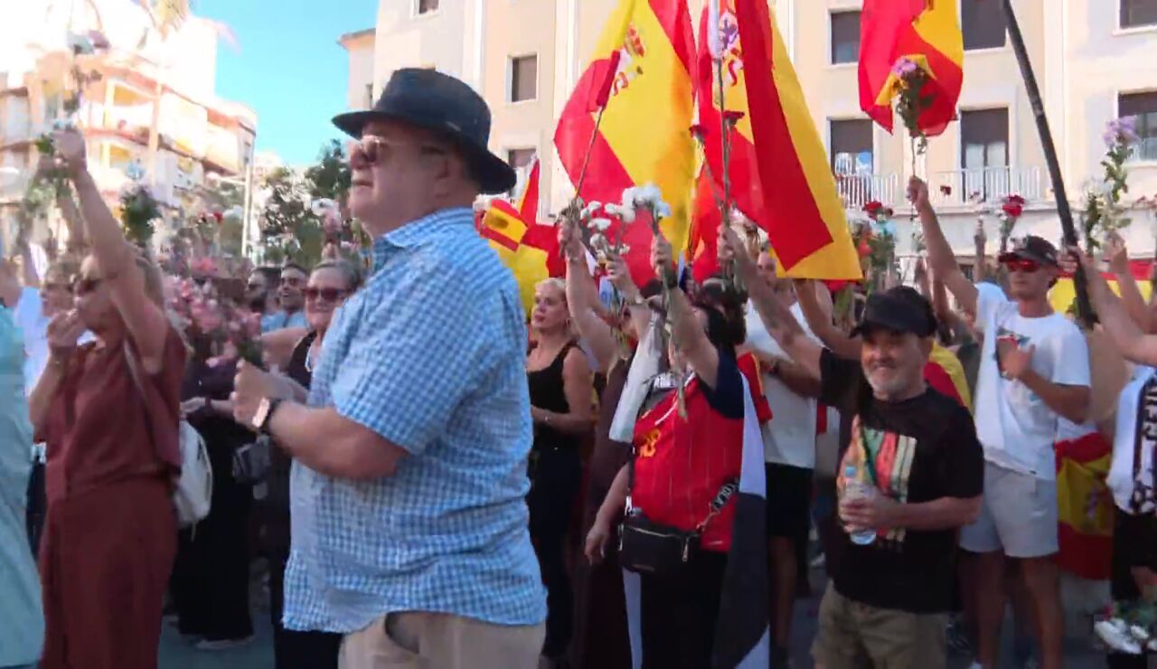 Ceut&iacute;es arrojan claveles ante la Delegaci&oacute;n del Gobierno