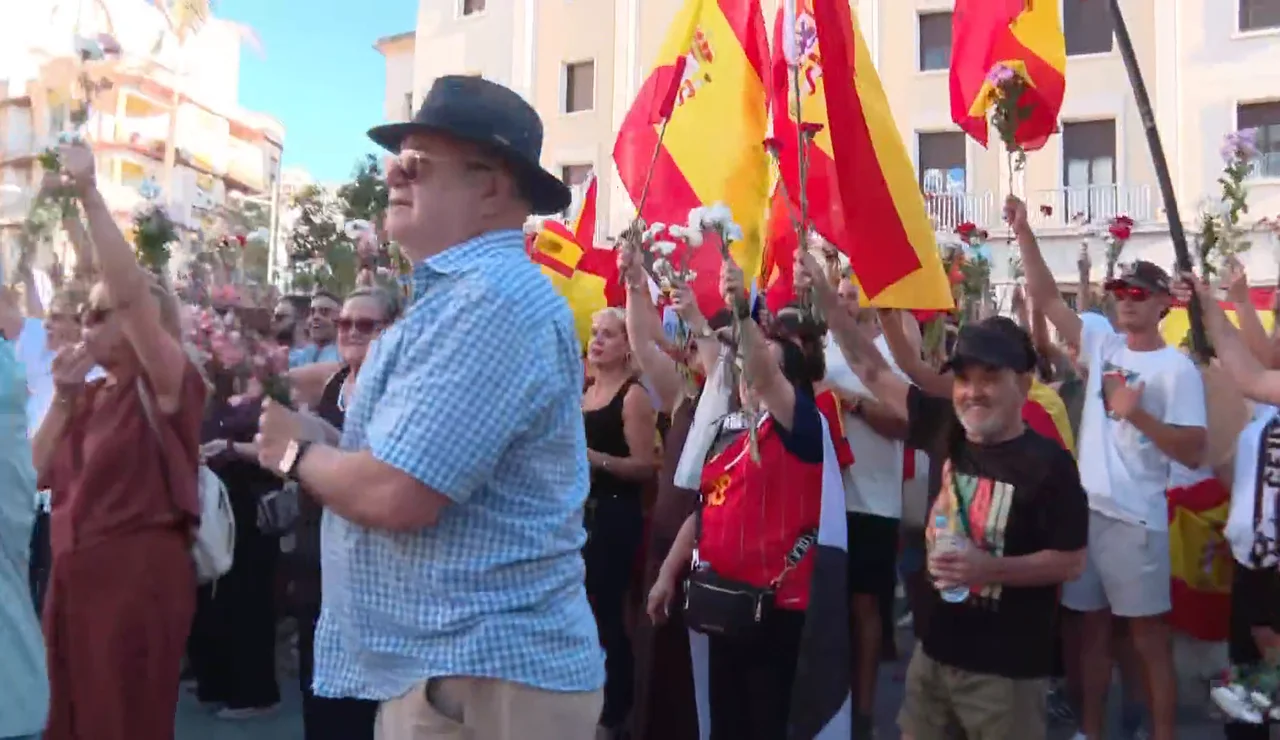 Ceutíes arrojan claveles ante la Delegación del Gobierno