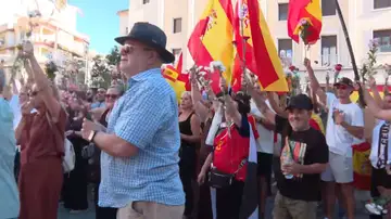 Ceutíes arrojan claveles ante la Delegación del Gobierno Ceutíes arrojan claveles ante la Delegación del Gobierno