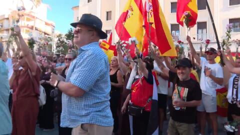 Ceut&iacute;es arrojan claveles ante la Delegaci&oacute;n del Gobierno