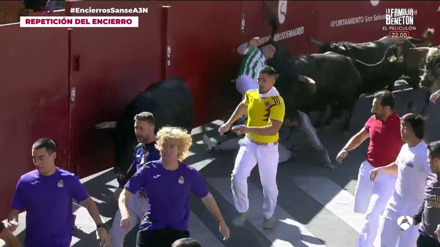 V&Iacute;DEO: Dos toros embisten a un joven en el quinto d&iacute;a de encierros de San Sebasti&aacute;n de los Reyes 2026