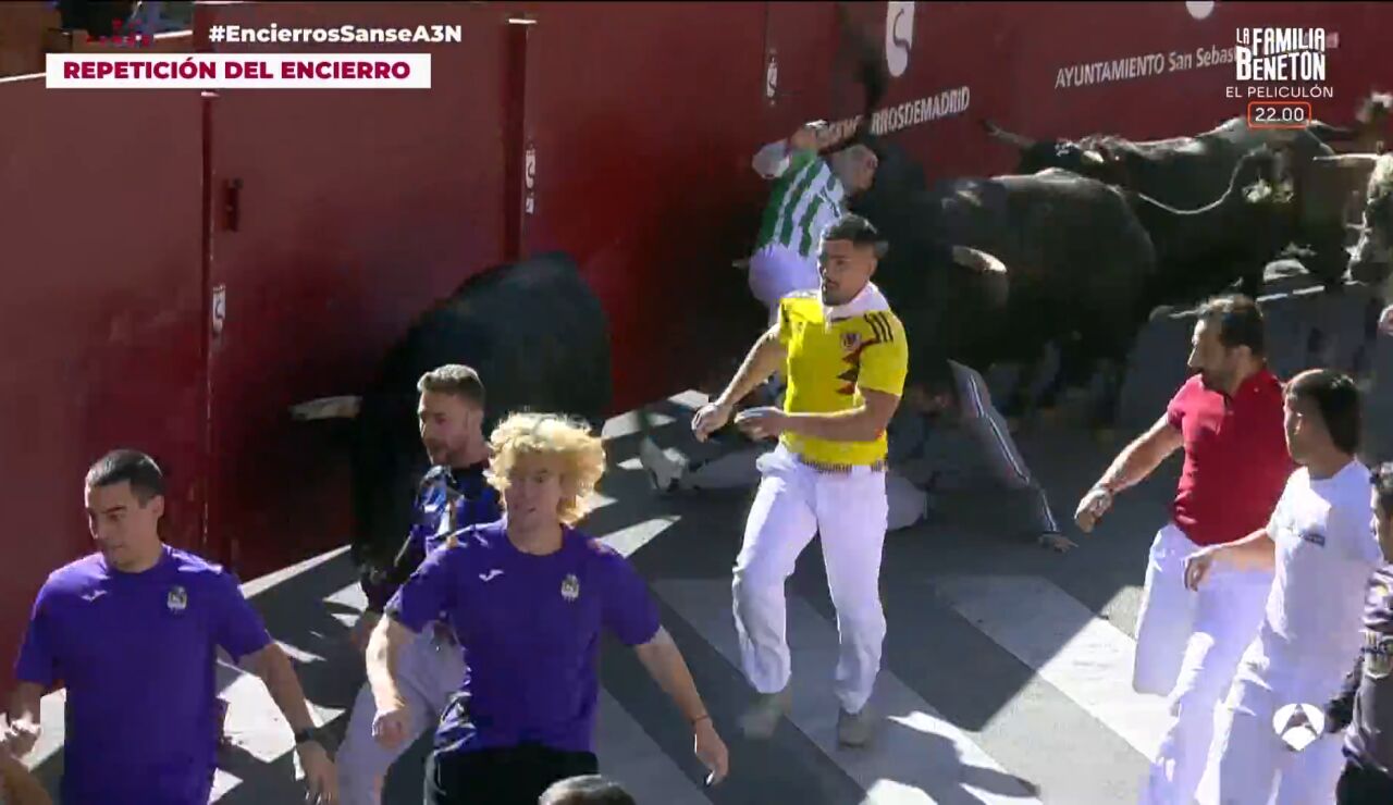 V&Iacute;DEO: Dos toros embisten a un joven en el quinto d&iacute;a de encierros de San Sebasti&aacute;n de los Reyes 2026