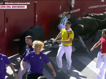 V&Iacute;DEO: Dos toros embisten a un joven en el quinto d&iacute;a de encierros de San Sebasti&aacute;n de los Reyes 2026