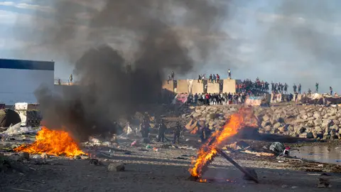 Mobiliario urbano y enseres arden durante una manifestación para protestar por la situación provocada por la llegada masiva de migrantes Mobiliario urbano y enseres arden durante una manifestación para protestar por la situación provocada por la llegada masiva de migrantes