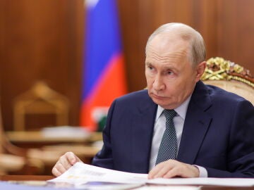 RUSSIA, MOSCOW - AUGUST 27, 2026: Russia's President Vladimir Putin looks on during a meeting with Russian Federal Medical Biological Agency (FMBA) Head Veronika Skvortsova at the Moscow Kremlin,Image: 1128774404, License: Rights-managed, Restrictions: * Switzerland And Russia Rights Out *, Model Release: no , Credit line: Mikhail Metzel / Zuma Press / Europa Press Editorial licence valid only for Spain and 3 MONTHS from the date of the image, then delete it from your archive. For non-editor...
