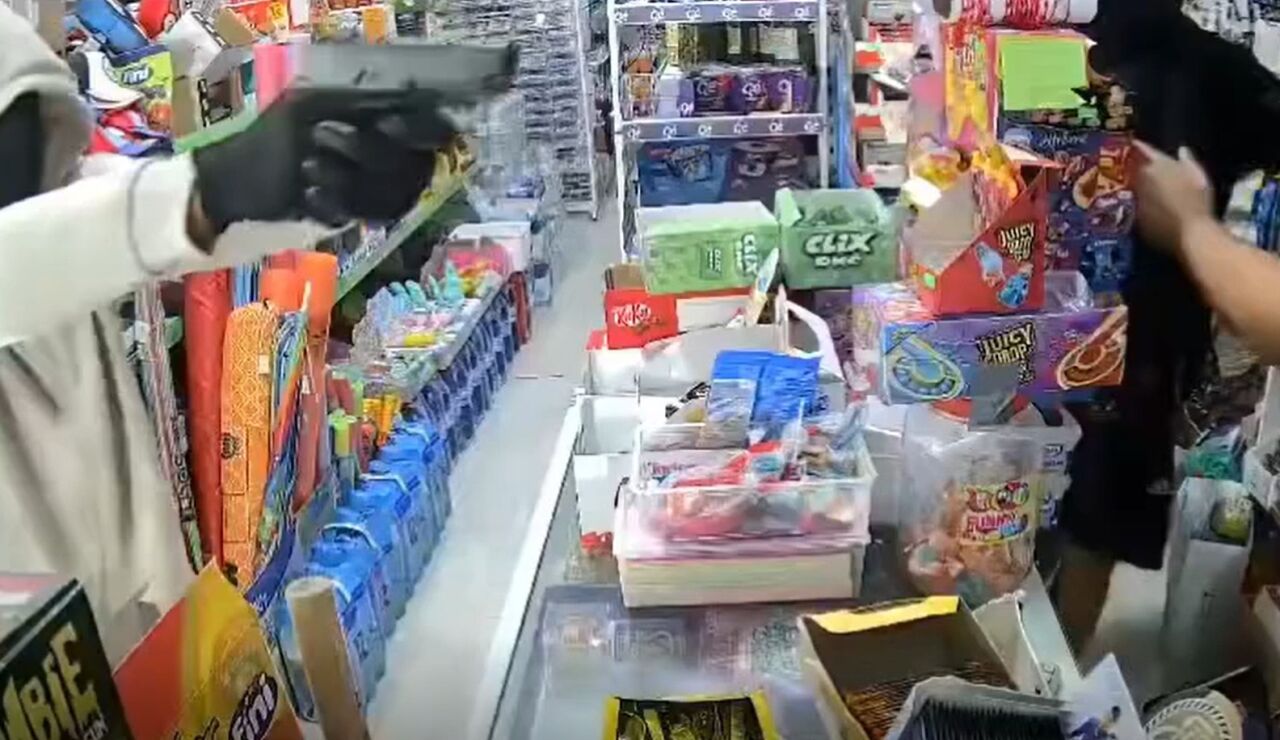 Imagen de la c&aacute;mara de vigilancia del bazar donde se ha producido el robo 