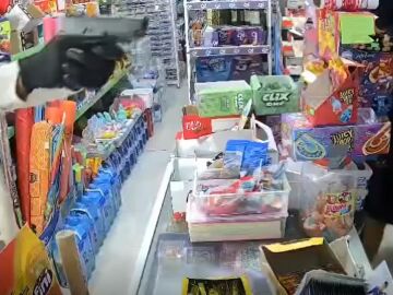 Imagen de la c&aacute;mara de vigilancia del bazar donde se ha producido el robo 