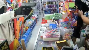 Imagen de la c&aacute;mara de vigilancia del bazar donde se ha producido el robo 