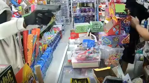Imagen de la cámara de vigilancia del bazar donde se ha producido el robo Imagen de la cámara de vigilancia del bazar donde se ha producido el robo