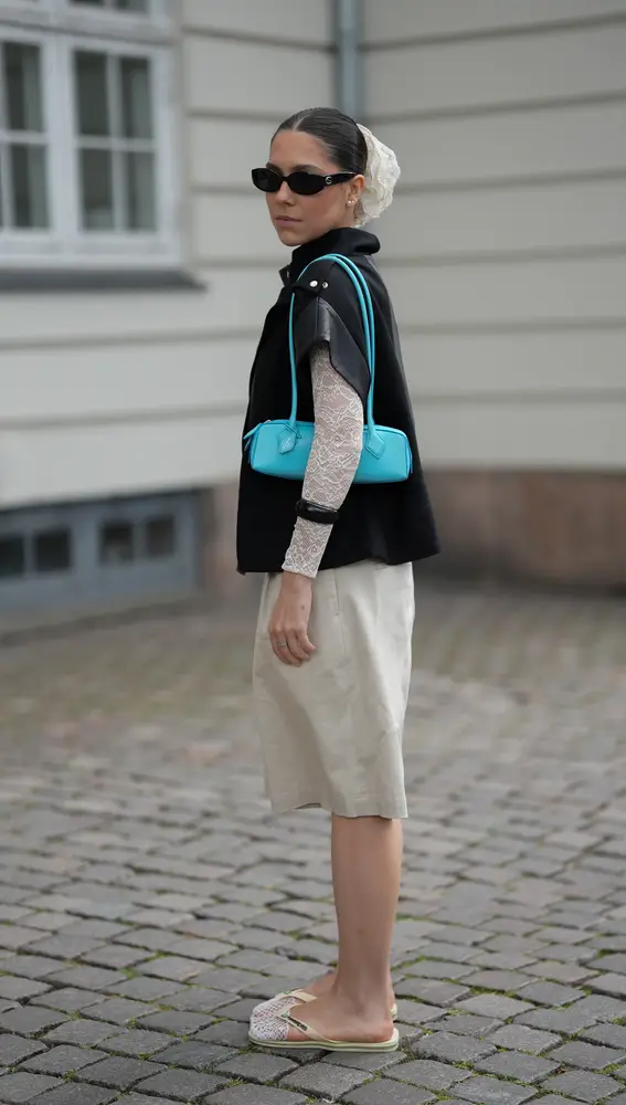 Mujer con un bolso azul turquesa Mujer con un bolso azul turquesa
