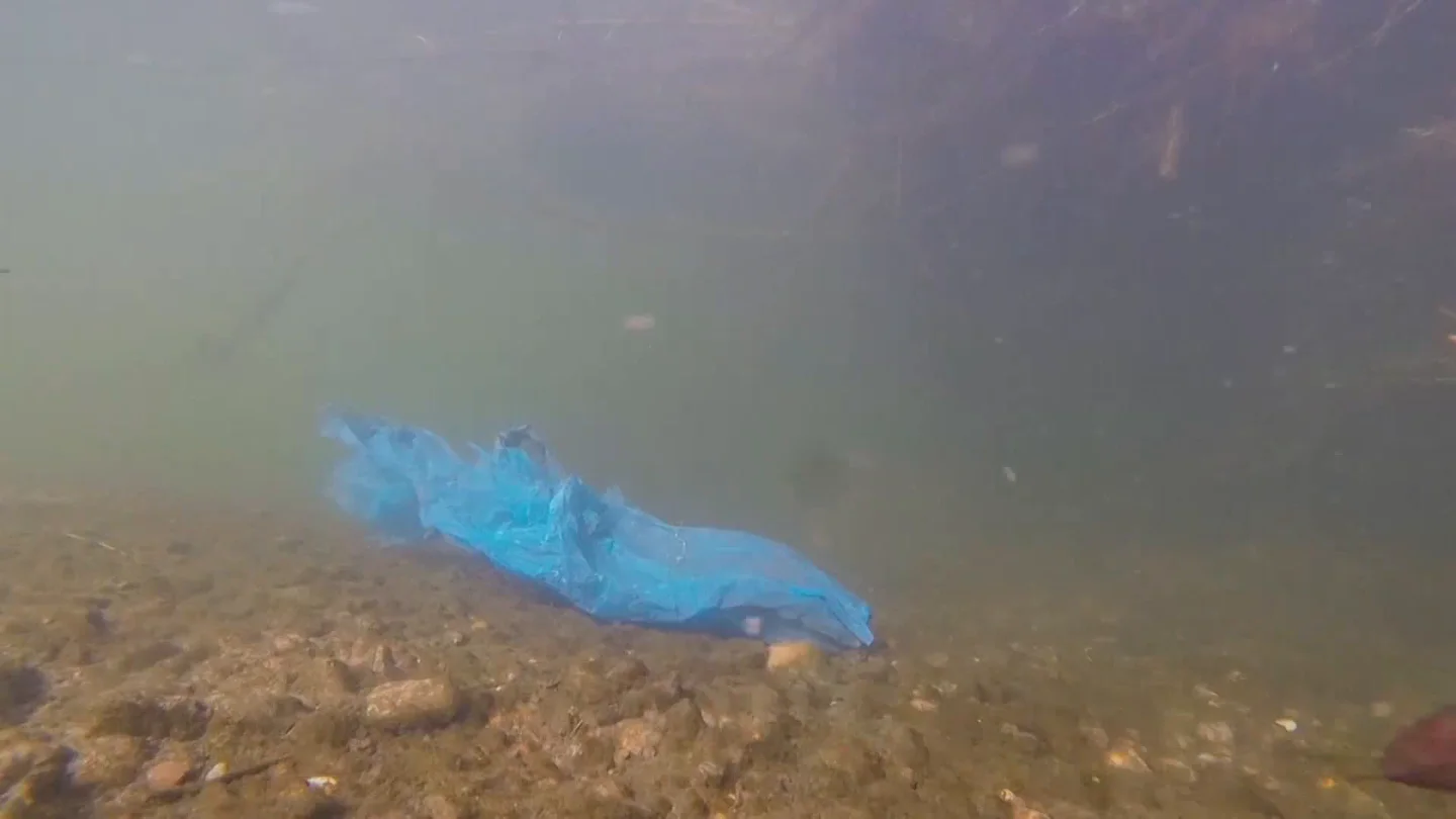 Imagen de un trozo de plástico en el agua Imagen de un trozo de plástico en el agua