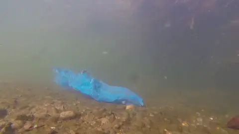 Imagen de un trozo de plástico en el agua Imagen de un trozo de plástico en el agua