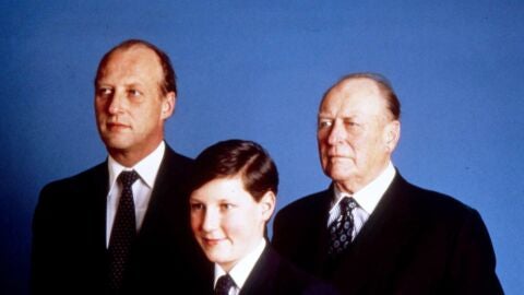 El rey Olaf V de Noruega con su hijo, el príncipe Harald, y su nieto Haakon en los años 80