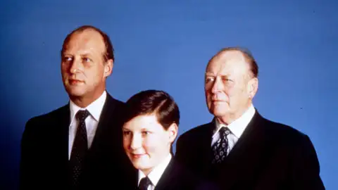 El rey Olaf V de Noruega con su hijo, el príncipe Harald, y su nieto Haakon en los años 80 El rey Olaf V de Noruega con su hijo, el príncipe Harald, y su nieto Haakon en los años 80