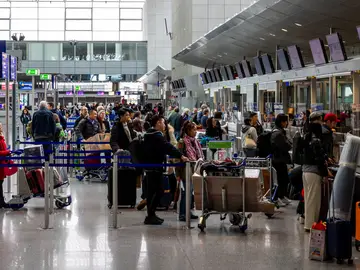 Mostrador de facturación de un aeropuerto Mostrador de facturación de un aeropuerto