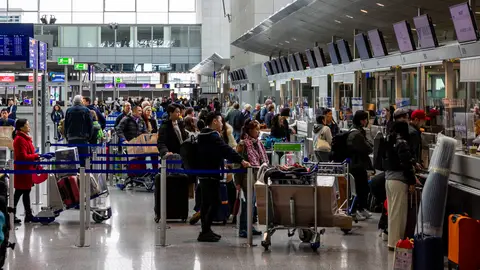 Mostrador de facturación de un aeropuerto Mostrador de facturación de un aeropuerto