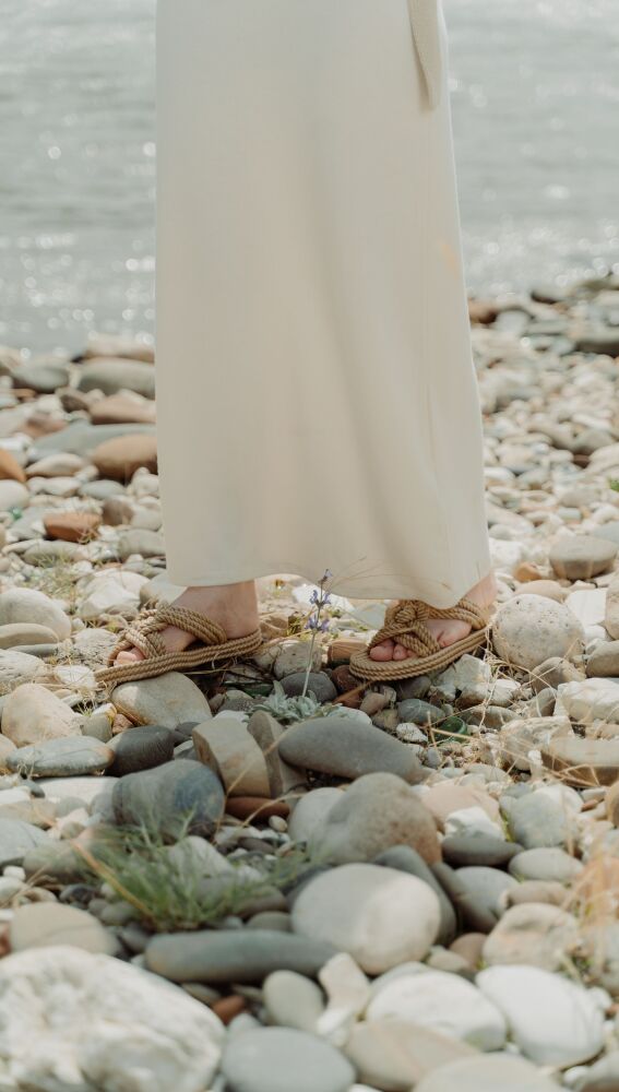 Mujer con sandalias de rafia