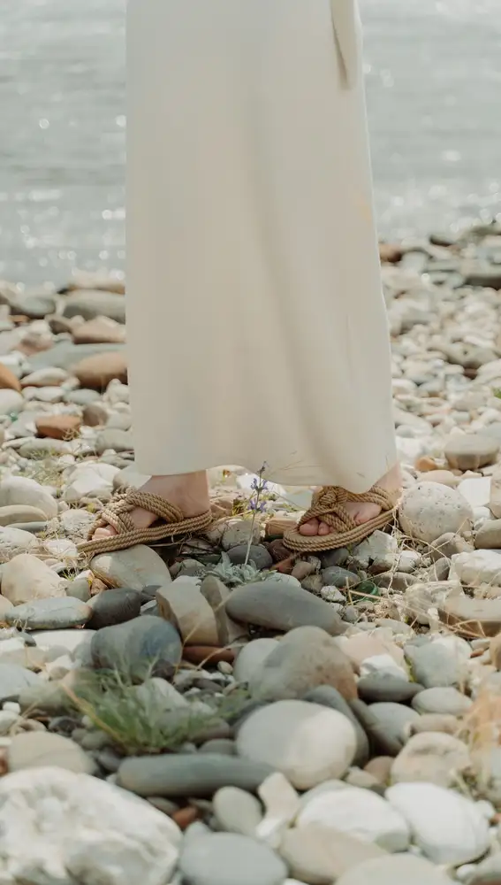 Mujer con sandalias de rafia Mujer con sandalias de rafia