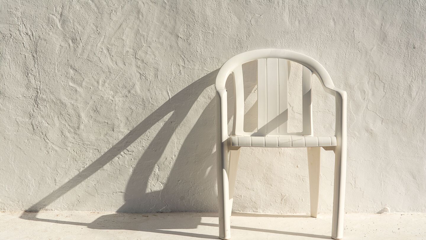Imagen de una silla de pl&aacute;stico