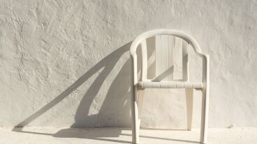 Imagen de una silla de pl&aacute;stico