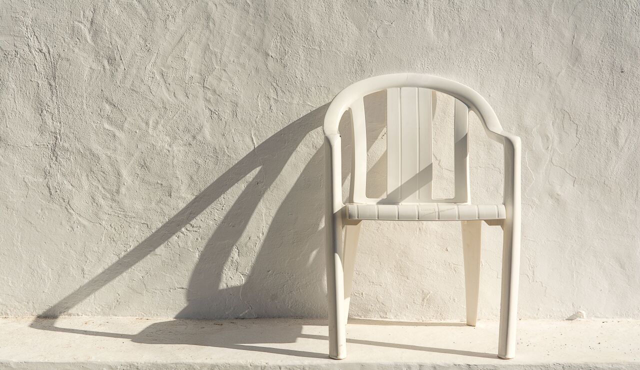 Imagen de una silla de pl&aacute;stico