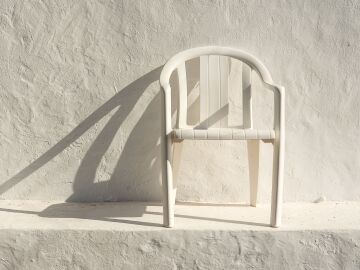 Imagen de una silla de pl&aacute;stico