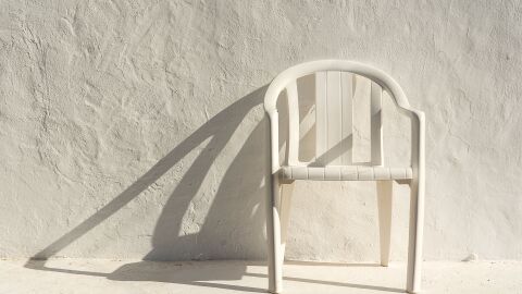 Imagen de una silla de pl&aacute;stico