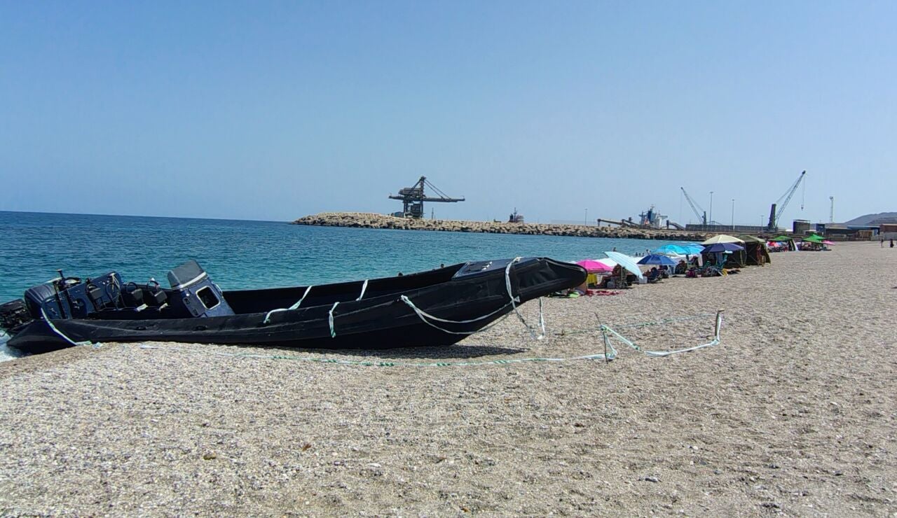 Imagen de una narcolancha varada en la playa de las Marinicas en Carboneras (Almer&iacute;a)