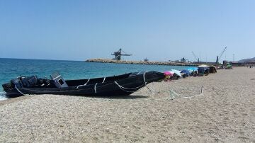 Imagen de una narcolancha varada en la playa de las Marinicas en Carboneras (Almer&iacute;a)