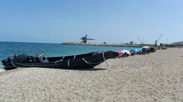 Imagen de una narcolancha varada en la playa de las Marinicas en Carboneras (Almería) Imagen de una narcolancha varada en la playa de las Marinicas en Carboneras (Almería)
