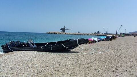 Una narcolancha precintada por la Guardia Civil en la playa de las Marinicas, a 28 de agosto de 2026, en Carboneras, Almer&iacute;a, Andaluc&iacute;a (Espa&ntilde;a). La Guardia Civil ha abierto una investigaci&oacute;n para esclarecer la procedencia de esta embarcaci&oacute;n.28 AGOSTO 2026;NARCOTR&Aacute;FICO;DROGAS;CRIMEN ORGANIZADO;SUCESOS;DELINCUENCIA;NARCOS;BENEM&Eacute;RITA;LANCHA;BARCOEuropa Press28/08/2026
