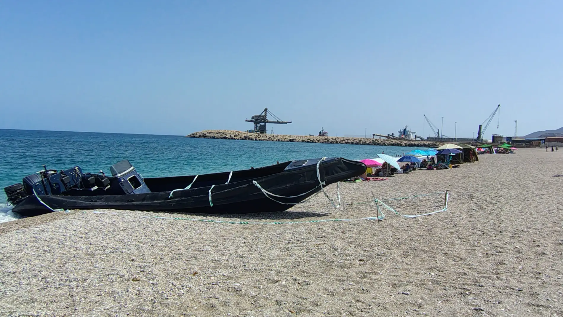 Imagen de una narcolancha varada en la playa de las Marinicas en Carboneras (Almería) Una narcolancha precintada por la Guardia Civil en la playa de las Marinicas, a 28 de agosto de 2026, en Carboneras, Almería, Andalucía (España). La Guardia Civil ha abierto una investigación para esclarecer la procedencia de esta embarcación.28 AGOSTO 2026;NARCOTRÁFICO;DROGAS;CRIMEN ORGANIZADO;SUCESOS;DELINCUENCIA;NARCOS;BENEMÉRITA;LANCHA;BARCOEuropa Press28/08/2026