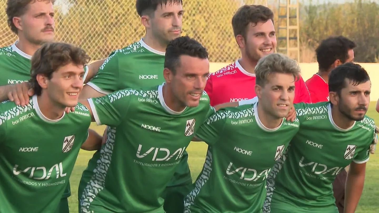 Roberto Bautista posa con su nuevo equipo Roberto Bautista posa con su nuevo equipo