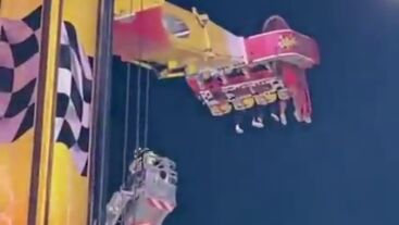 Las im&aacute;genes del rescate de siete personas tras quedar atrapadas en una atracci&oacute;n de la Feria de Almer&iacute;a