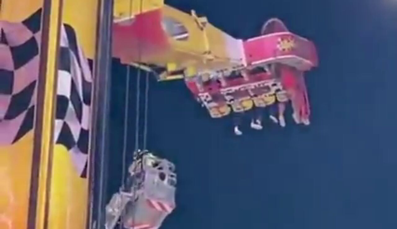 Las im&aacute;genes del rescate de siete personas tras quedar atrapadas en una atracci&oacute;n de la Feria de Almer&iacute;a