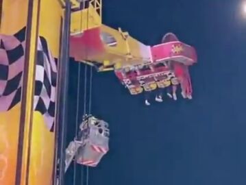 Las im&aacute;genes del rescate de siete personas tras quedar atrapadas en una atracci&oacute;n de la Feria de Almer&iacute;a