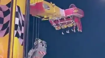 Las imágenes del rescate de siete personas tras quedar atrapadas en una atracción de la Feria de Almería Las imágenes del rescate de siete personas tras quedar atrapadas en una atracción de la Feria de Almería
