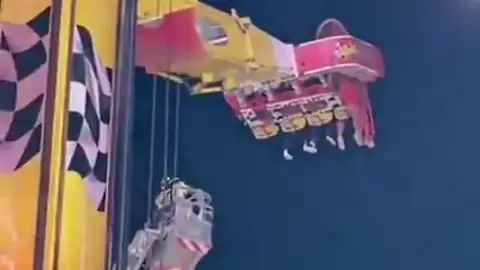 Las imágenes del rescate de siete personas tras quedar atrapadas en una atracción de la Feria de Almería Las imágenes del rescate de siete personas tras quedar atrapadas en una atracción de la Feria de Almería