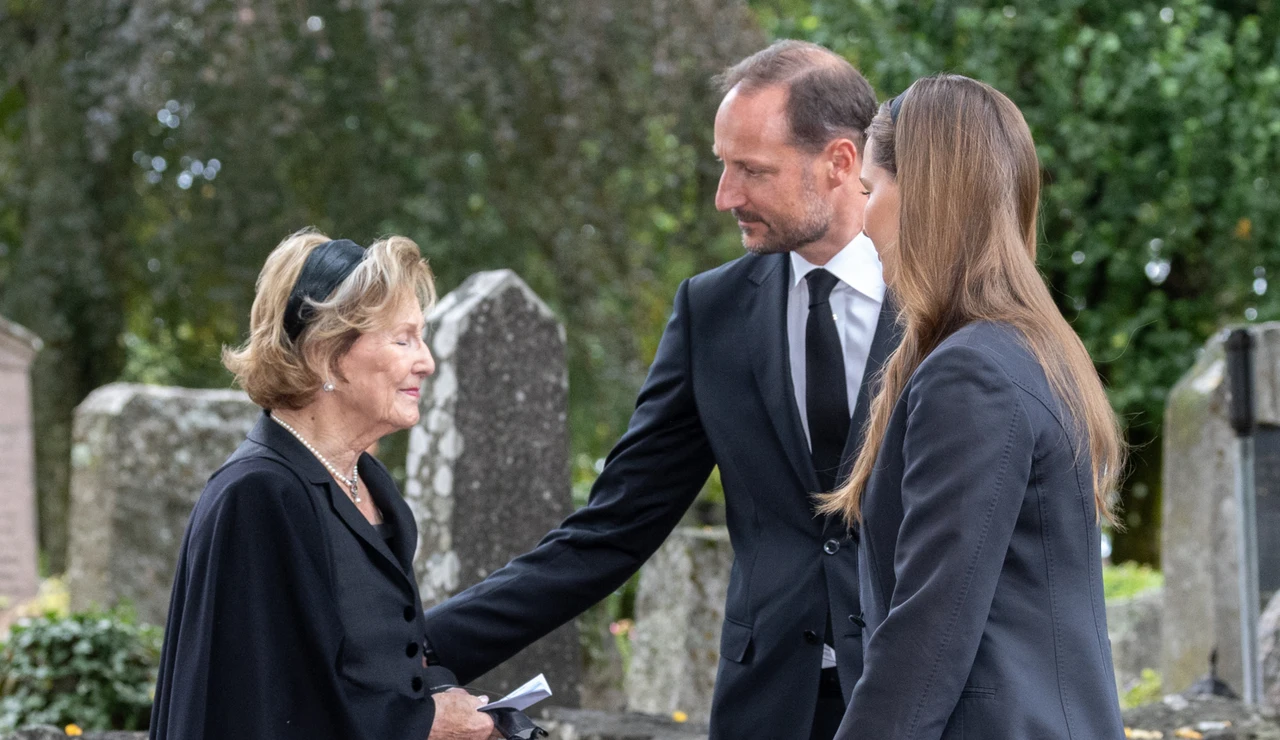 La reina Sonia, Haakon VIII y la princesa Ingrid Alexandra en la misa celebrada en la iglesia de Asker por Harald V