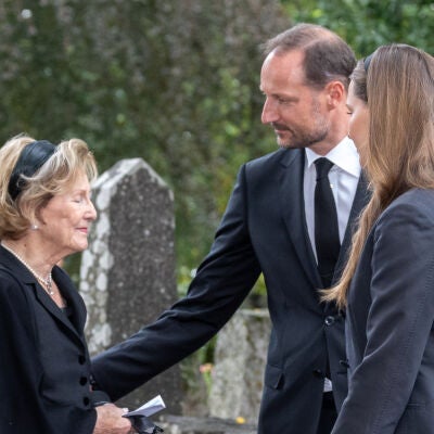 La reina Sonia, Haakon VIII y la princesa Ingrid Alexandra en la misa celebrada en la iglesia de Asker por Harald V
