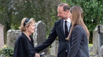 La reina Sonia, Haakon VIII y la princesa Ingrid Alexandra en la misa celebrada en la iglesia de Asker por Harald V