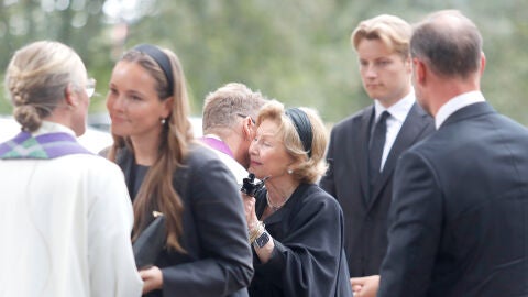 La reina Sonia, afectada junto al resto de la familia real noruega en la misa de Harald V