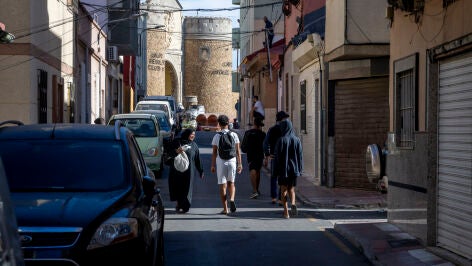 Varias personas en las calles del barrio de San Jos&eacute;-Had&uacute;, a 29 de agosto de 2026, en Ceuta (Espa&ntilde;a). Casi un mes despu&eacute;s de la entrada masiva a nado de migrantes por la frontera de El Tarajal, muchos de ellos han encontrado refugio en las calles del barrio de Had&uacute;, donde hacen vida y pernoctan.
29 AGOSTO 2026 CRISIS MIGRATORIA
Marcos Moreno / Europa Press
29/08/2026
